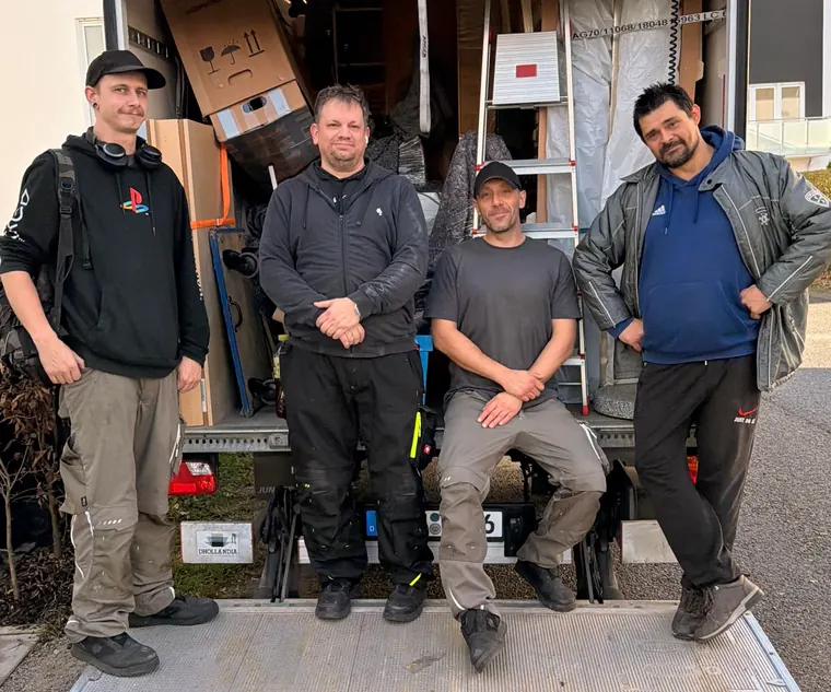 Das Team des Umzugsgorillas an der Ladebordwand eines Umzugswagens